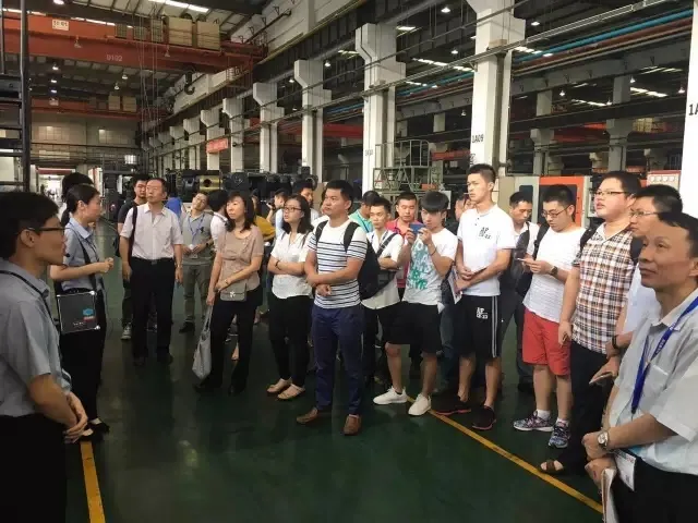 参观者来到龙门加工中心。